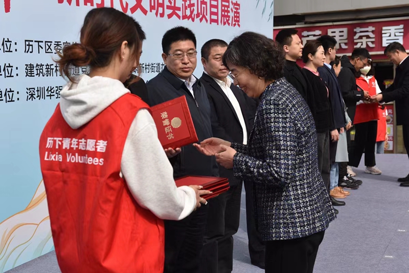 开幕式上,建筑新村街道党工委书记李刚致辞,启动仪式上,建筑新村街道分别为优秀志愿者、志愿服务项目、志愿服务团队、共驻共建单位、爱心企业颁发凯发游戏官网入口的荣誉证书。